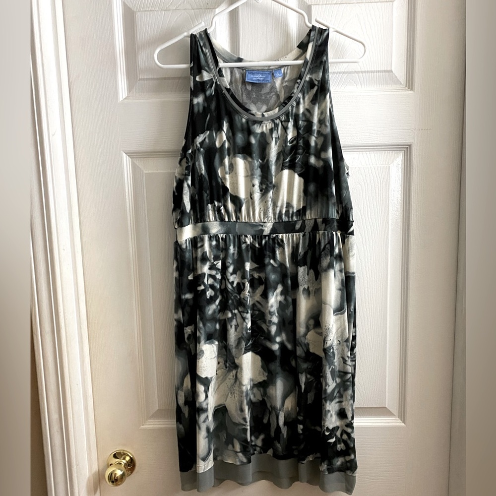 Simply Vera Vera Wang Sleeveless Black and White Large Floral Print Size Large